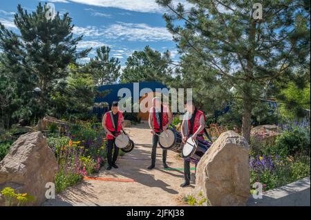 Hampton court Palace, Surrey, Royaume-Uni. 4 juillet 2022. RHS Hampton court Palace Garden Festival Journée de presse pour le plus grand spectacle de fleurs du monde, en cours jusqu'au 9 juillet 2022. Image: Afficher le jardin: Les tambours japonais sur le jardin au-dessus du mur, soutenu par Takeda, designer Matthew Childs. Le jardin est un espace conceptuel qui met en lumière le travail remarquable réalisé par l'organisme de bienfaisance pour enfants Over the Wall (OTW) et la société japonaise de soins de santé Takedas. Crédit : Malcolm Park/Alay Live News Banque D'Images