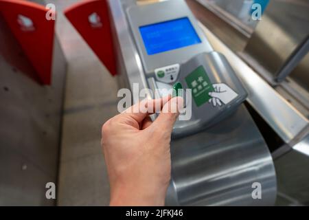 Taichung City, Taïwan - 3 juillet 2022 : en utilisant un jeton de billet aller simple, traversez la porte de sortie de la zone de paiement tarifaire du système de métro Taichung MRT. Banque D'Images