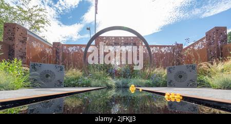 Hampton court Palace, Surrey, Royaume-Uni. 4 juillet 2022. RHS Hampton court Palace Garden Festival Journée de presse pour le plus grand spectacle de fleurs du monde, en cours jusqu'au 9 juillet 2022. Image: Voir le jardin: Sunburst Garden, les designers Charlie Bloom et Simon Webster. Sunburst est un magnifique jardin qui célèbre le travail d'équipe, les compétences individuelles et le savoir-faire ainsi que le bon design, les plantes et la couleur. Le jardin est pour ceux qui aiment le plaisir et le théâtre dans un cadre de jardin. Des canards en caoutchouc flottent dans l'étang. Crédit : Malcolm Park/Alay Live News. Banque D'Images