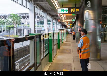 Taichung ville, Taïwan - 3 juillet 2022 : métro Taichung MRT ligne verte HSR station Taichung plate-forme. Banque D'Images