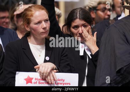 Les avocats de la défense criminelle se réunissent à l'extérieur des cours royales de justice à Londres pour appuyer l'action en cours de l'Association du Barreau criminel (ABC) sur le gouvernement, qui fixe des honoraires pour le travail de plaidoyer en matière d'aide juridique. Date de la photo: Lundi 4 juillet 2022. Banque D'Images