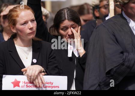 Les avocats de la défense criminelle se réunissent à l'extérieur des cours royales de justice à Londres pour appuyer l'action en cours de l'Association du Barreau criminel (ABC) sur le gouvernement, qui fixe des honoraires pour le travail de plaidoyer en matière d'aide juridique. Date de la photo: Lundi 4 juillet 2022. Banque D'Images