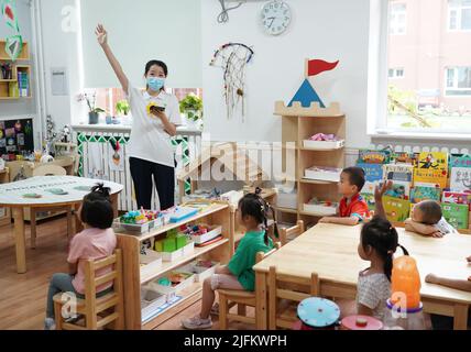 Pékin, Chine. 4th juillet 2022. Les enfants participent à des activités de réouverture d'un jardin d'enfants à Pékin, capitale de la Chine, 4 juillet 2022. Les jardins d'enfants de Beijng ont rouvert lundi. Crédit: REN Chao/Xinhua/Alay Live News Banque D'Images
