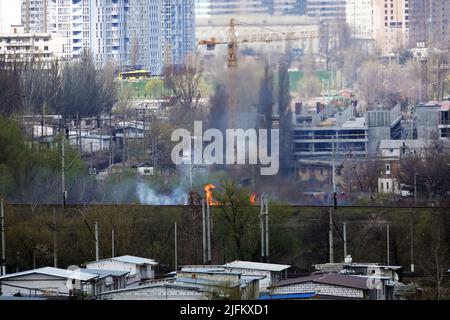 Kiev, Ukraine 1 avril 2020: Des brûlures d'herbe près du chemin de fer dans le centre de Kiev Banque D'Images