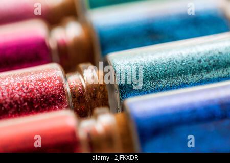 ensemble de différentes paillettes dans de petites bouteilles de verre Banque D'Images