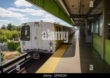 San Francisco, États-Unis. 03rd juillet 2022. Le train de BART roule sur la piste. BART est l'une des plus importantes transits publics dans la région de la baie de San Francisco; il relie San Francisco et les villes proches. Le nom complet du BART est Bay Area Rapid Transit. Avant Covid-19, le BART était très occupé, mais maintenant il n'est pas occupé comme avant. Crédit : SOPA Images Limited/Alamy Live News Banque D'Images