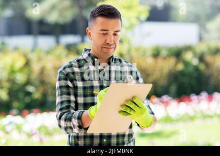 homme avec presse-papiers au jardin d'été Banque D'Images
