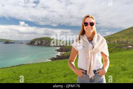 femme portant des lunettes de soleil en forme de cœur en irlande Banque D'Images