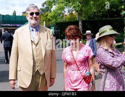 Stephen Fry arrive le huitième jour des Championnats de Wimbledon 2022 au All England Lawn tennis and Croquet Club, Wimbledon. Date de la photo: Lundi 4 juillet 2022. Banque D'Images