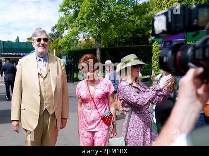 Stephen Fry arrive le huitième jour des Championnats de Wimbledon 2022 au All England Lawn tennis and Croquet Club, Wimbledon. Date de la photo: Lundi 4 juillet 2022. Banque D'Images