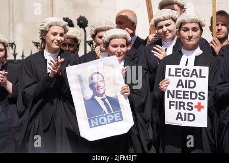 Les avocats de la défense criminelle se réunissent à l'extérieur des cours royales de justice à Londres pour appuyer l'action en cours de l'Association du Barreau criminel (ABC) sur le gouvernement, qui fixe des honoraires pour le travail de plaidoyer en matière d'aide juridique. Date de la photo: Lundi 4 juillet 2022. Banque D'Images