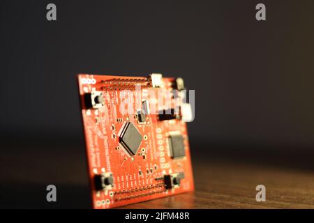 Puce à semi-conducteur montée en surface sur une carte de circuit imprimé de microcontrôleur. Banque D'Images