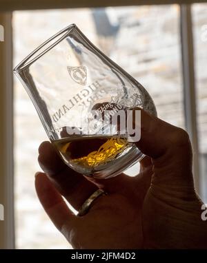 Gros plan du whisky dans un verre de dégustation à la distillerie Highland Park, Orkney, Écosse Banque D'Images