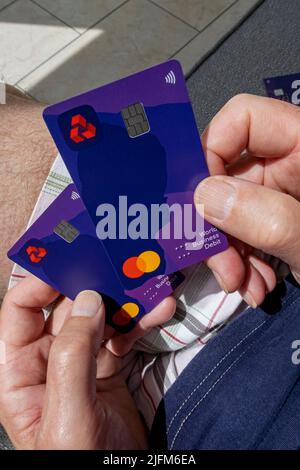 Gros plan de l'homme tenant la banque NatWest bankcards cartes de débit cartes sans contact Angleterre Royaume-Uni Grande-Bretagne Banque D'Images