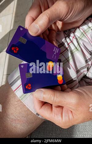 Gros plan de l'homme tenant la banque NatWest bankcards cartes de débit cartes sans contact Angleterre Royaume-Uni Grande-Bretagne Banque D'Images