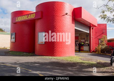 Un bâtiment de style post-moderne en brique rouge vif qui sert actuellement de magasin de bouteilles dans la banlieue de Sydney à Asquith Banque D'Images