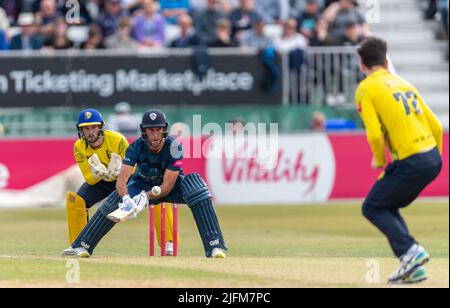 Wayne Madsen se battant pour les Falcons sous la surveillance du gardien Ollie Robinson lors d'un match Blast de T20 entre Derbyshire Falcons et Durham Banque D'Images