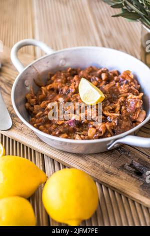 Des rondelles de calmar en sauce tomate pour le dîner. Vue de dessus. Banque D'Images