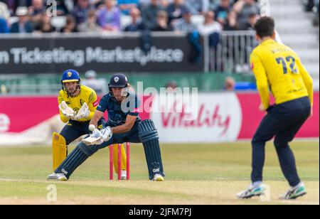 Wayne Madsen se battant pour les Falcons sous la surveillance du gardien Ollie Robinson lors d'un match Blast de T20 entre Derbyshire Falcons et Durham Banque D'Images