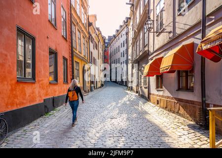 Jeune femme dans la rue de la vieille ville de Stockholm Banque D'Images