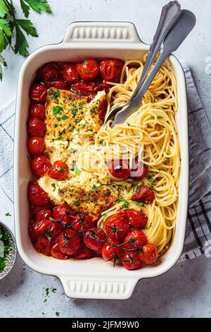 Pâtes de feta cuites à la tomate dans un plat au four. Recette maison tendance. Banque D'Images