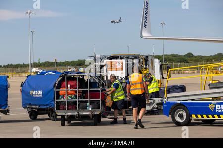 la photo montre: Les manutentionnaires de bagages chargent des bagages sur un vol Ryanair à Londres Stansted Photo de Gavin Rodgers/ Pixel8000 juin 2022 Banque D'Images