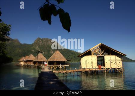 Chalets en bois au-dessus de l'eau de mer à l'Ora Eco-Resort dans le village de Saleman, au nord de Seram, au centre de Maluku, à Maluku, en Indonésie. Banque D'Images