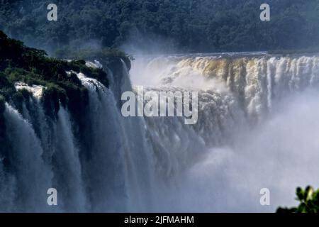 Wasserfall von Iguaçu (portugiesisch) oder Iguazú (spanisch) in Südamerika. Sthier ürzt der Rio Iguaçu in vielen Wasserfällen in die Tiefe. Die Wasserfälle läuft die Grenze zwischen Brasilien und Argentinien. Der Nom bedeutet: 'großes Wasser'. Banque D'Images