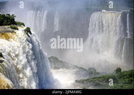Wasserfall von Iguaçu (portugiesisch) oder Iguazú (spanisch) in Südamerika. Sthier ürzt der Rio Iguaçu in vielen Wasserfällen in die Tiefe. Die Wasserfälle läuft die Grenze zwischen Brasilien und Argentinien. Der Nom bedeutet: 'großes Wasser'. Banque D'Images