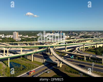 Vue aérienne des bâtiments de l'autoroute et de l'hôpital, situés au sud du centre-ville d'Orlando, en Floride. 11 mai, 2022 Banque D'Images