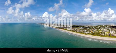 Vue panoramique aérienne de Cocoa Beach, Floride. Juin 2022 Banque D'Images