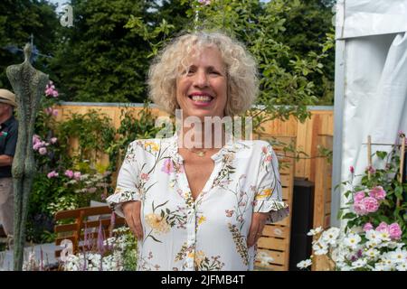 East Molesey, Surrey, Royaume-Uni. 4th juillet 2022. Sue Kent, présentatrice et designer de BBC Gardener dans son jardin Get Started, Knolling avec Daisies, conçu pour les personnes qui trouvent le travail physique un défi et pour promouvoir la compréhension de la diversité des capacités Banque D'Images