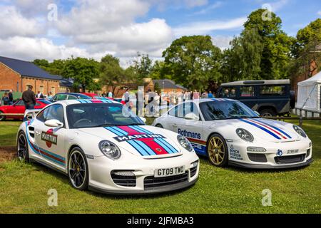 2009 Porsche 911 GT2 'GT09 TWO' et Porsche 911 GT3 'GT59 GUY' exposés au Scramble de juin qui s'est tenu au Bicester Heritage Centre le 19th juin 202 Banque D'Images