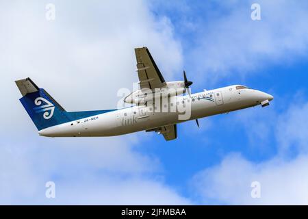 An Air New Zealand de Havilland Dash 8 dans le ciel. Photographié au Mont Maunganui, Nouvelle-Zélande Banque D'Images