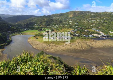 La petite ville côtière de Piha, en Nouvelle-Zélande, vue d'un point de vue élevé sur Lion Rock Banque D'Images