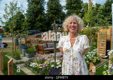 East Molesey, Surrey, Royaume-Uni. 4th juillet 2022. Sue Kent, présentatrice et designer de BBC Gardener dans son jardin Get Started, Knolling avec Daisies, conçu pour les personnes qui trouvent le travail physique un défi et pour promouvoir la compréhension de la diversité des capacités Banque D'Images