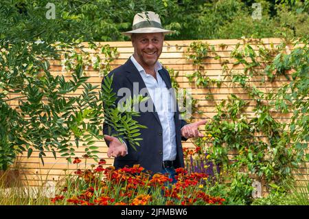 East Molesey, Surrey, Royaume-Uni. 4th juillet 2022. Joe Swift, présentateur mondial de BBC Gardener, filmant au RHS Hampton court Palace Garden Festival. Crédit : Maureen McLean/Alay Live News Banque D'Images