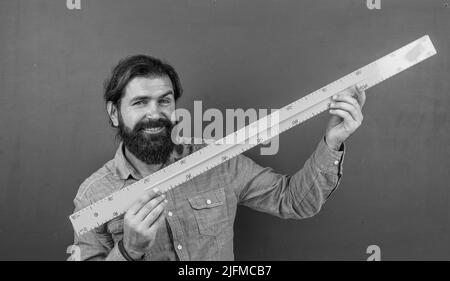 préparez-vous à l'examen. maître de conférences sur la géométrie. retour à l'école. formation formelle. journée du savoir. professeur à barbe mature utilisez des outils de règle mathématique Banque D'Images