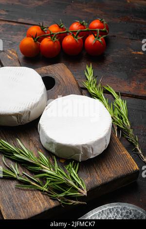 Fromage brie crémeux et doux sur fond de table en bois sombre Banque D'Images