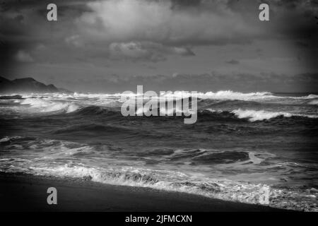 VAGUES SUR LA MER DE TASMAN SE DÉFERLENT SUR LA CÔTE SUD DE L'AUSTRALIE Banque D'Images