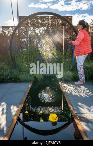 Londres, Royaume-Uni. 4 juillet 2022. Le jardin Sunburst, conçu par Charlie Bloom et Simon Webster, est arrosé lors de l'aperçu de la presse au RHS Hampton court Palace Garden Festiva. Le plus grand spectacle floral au monde comprend des jardins de designers inspirants, des conférences de célébrités, des démonstrations et des ateliers. Credit: Stephen Chung / Alamy Live News Banque D'Images