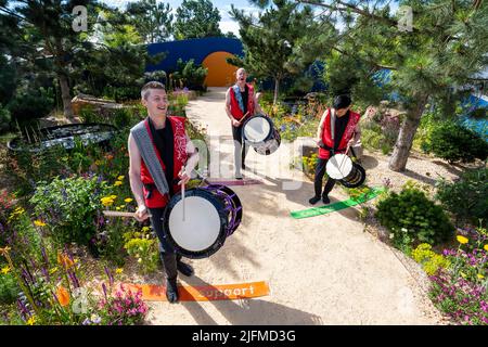 Londres, Royaume-Uni. 4 juillet 2022. Les batteurs Taiko se réalisent dans le jardin du mur, conçu par Matthew Childs. Aperçu de la presse au RHS Hampton court Palace Garden Festival. Le plus grand spectacle floral au monde comprend des jardins de designers inspirants, des conférences de célébrités, des démonstrations et des ateliers. Credit: Stephen Chung / Alamy Live News Banque D'Images