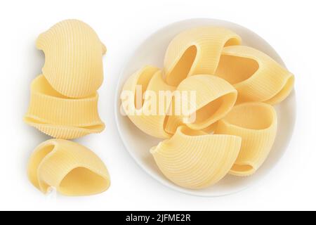 pâtes lumaconi dans un bol en céramique isolé sur fond blanc avec une profondeur de champ totale. Vue de dessus. Pose à plat Banque D'Images