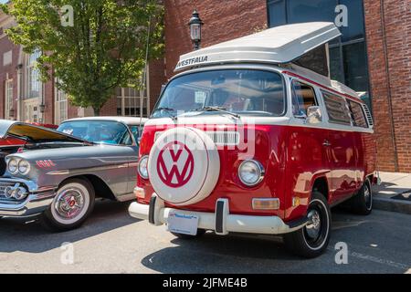 Classique rouge VW microbus ou minibus également connu comme un kombi au salon de voiture antique. Banque D'Images