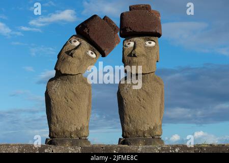 Photographie de fantaisie, Moai fléchissant la tête vers un autre Banque D'Images