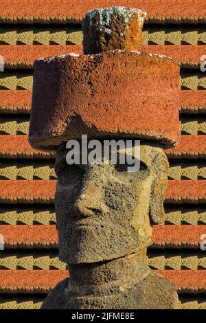 AHU Nao-Nao Moais portant un chapeau rouge, Anakena, parc national de Rapa Nui, Île de Pâques, Chili Banque D'Images