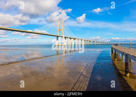 Pont Vasco de Gama se reflétant dans le Tage, Lisbonne, Portugal Banque D'Images