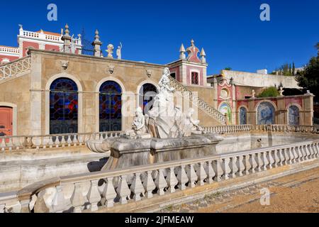 Fontaine dans le jardin du Palais Estoi, Estoi, Loule, quartier de Faro, Algarve, Portugal Banque D'Images