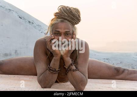 Rome Baba pratiquant le yoga, pour un usage éditorial uniquement, Allahabad Kumbh Mela, le plus grand rassemblement religieux, de l'Uttar Pradesh, Inde Banque D'Images