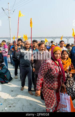 Pèlerins à Allahabad Kumbh Mela, le plus grand rassemblement religieux, de l'Uttar Pradesh, Inde Banque D'Images